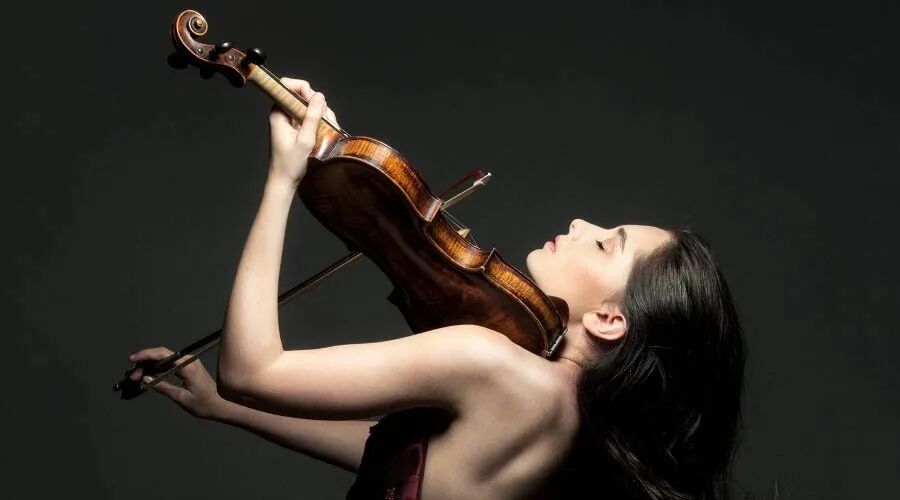 Esther Abrami: the feeling of music combined with the elegance of fashion