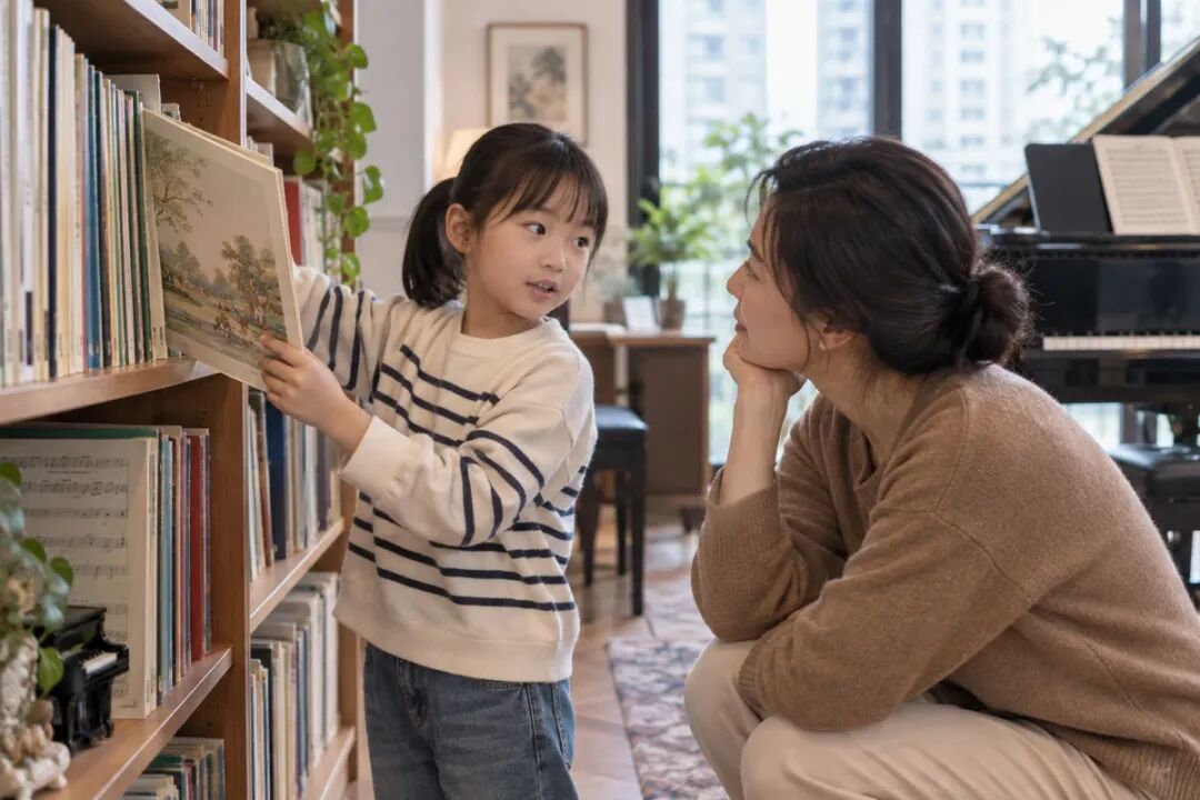 孩子在书架前挑一份自己喜欢的曲谱,成人蹲到同一高度听他说话,场景是选择而非上课,不出现手机。