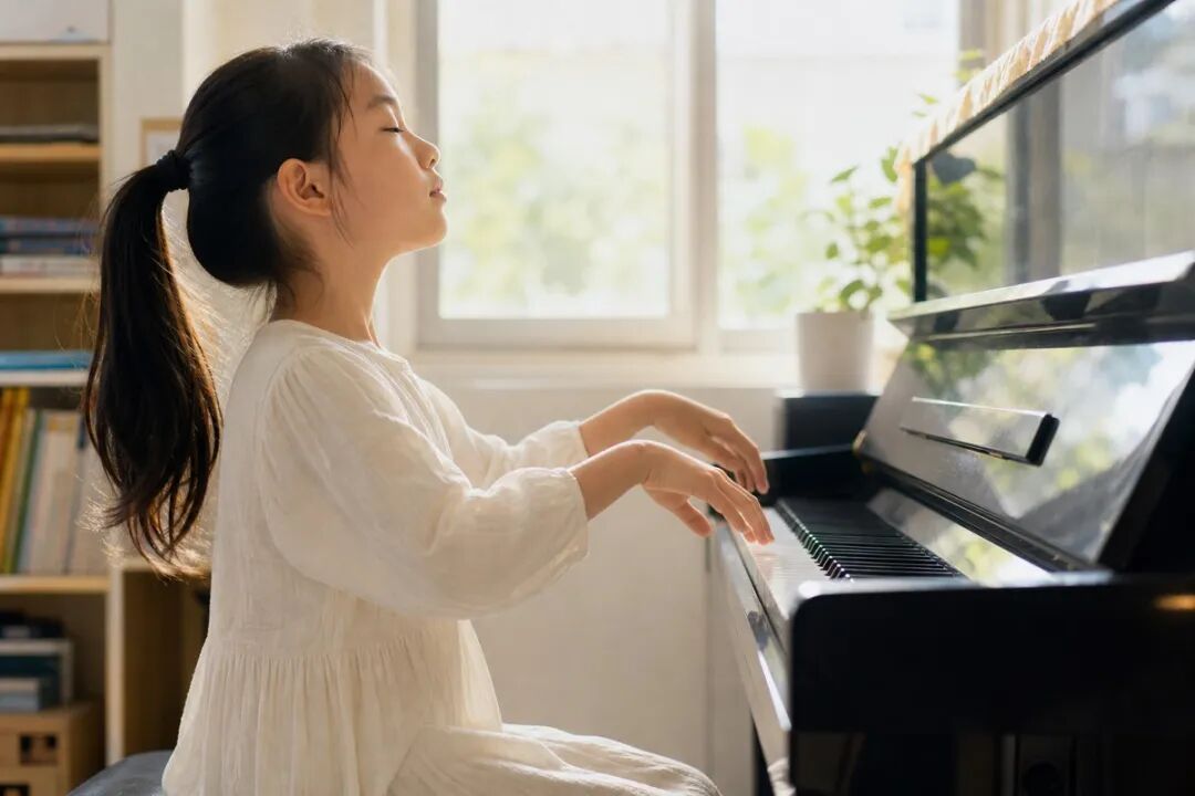 孩子抬起手腕,在下一句开始前安静地等待一拍